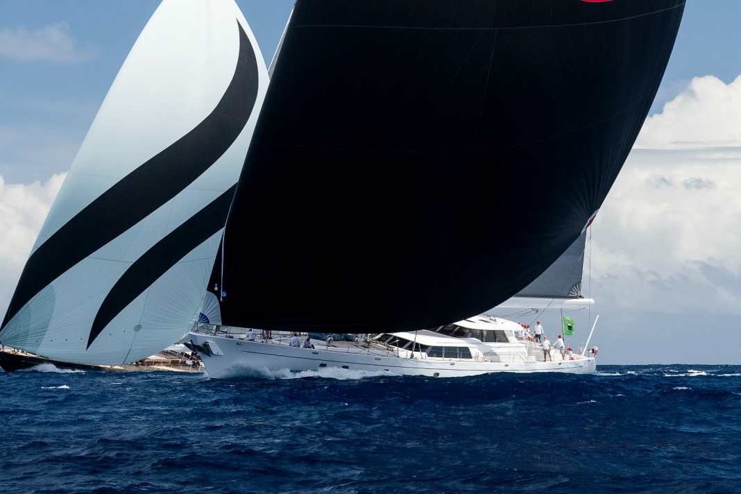 30 superyachts ont navigué autour d'un seau dans les Caraïbes