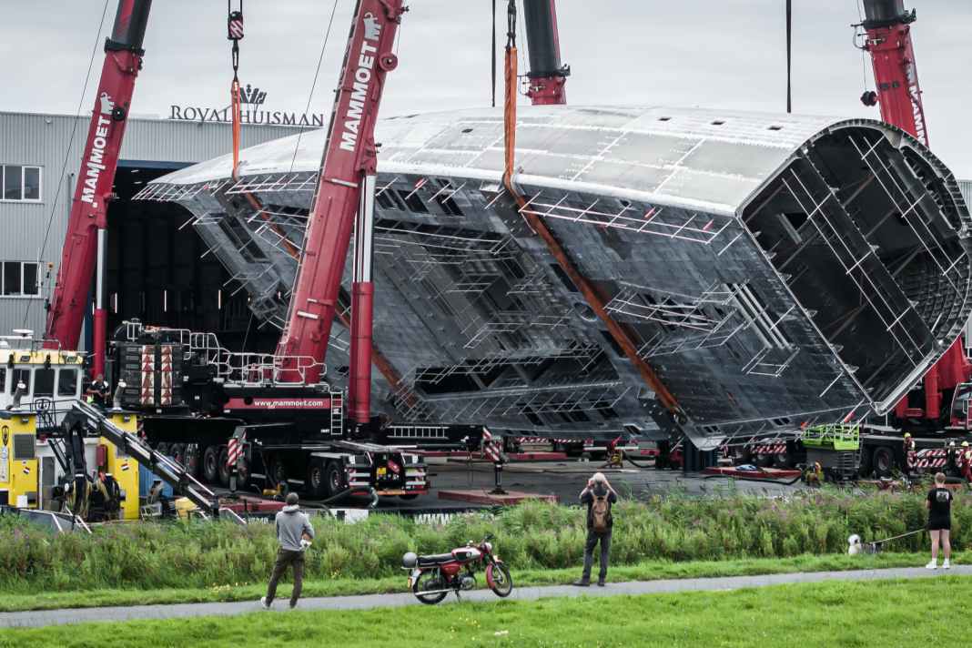 Luftakrobatik für Sektionen des 85-Meter-Kaskos