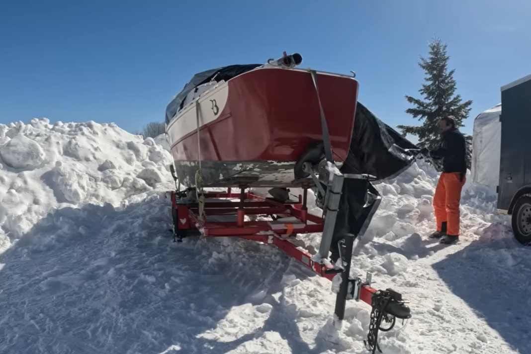 Mikrosegler Yann Quenet lüftet Plane und Pläne