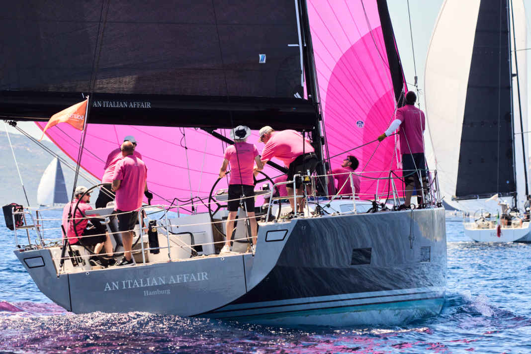Régate de chantier naval XXL - 80 yachts sur une ligne et autour de nombreux rochers