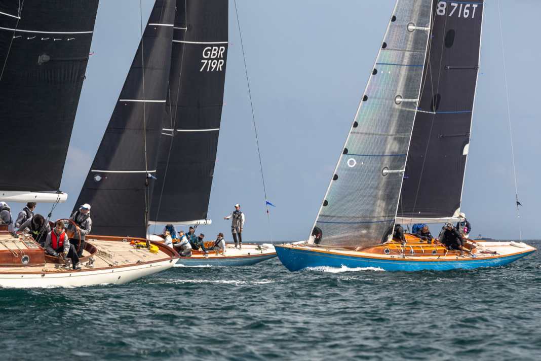 Moderne Klassiker von Spirit Yachts matchen sich vor Guernsey