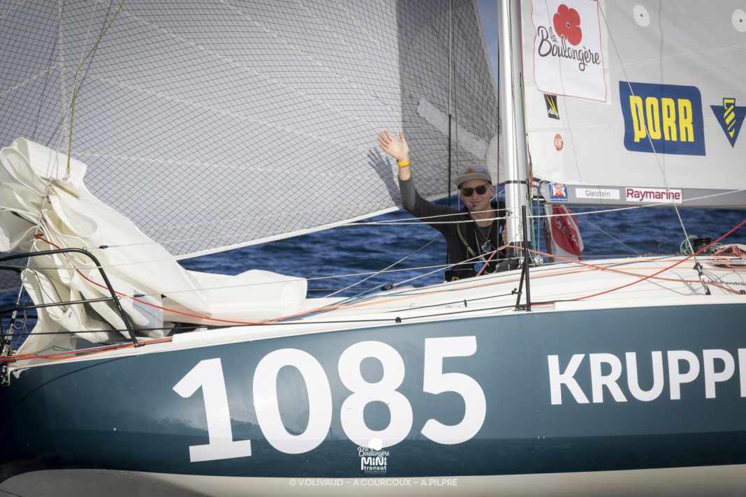 Erster Mastbruch auf Kurs Santa Cruz – die Minis sind los!