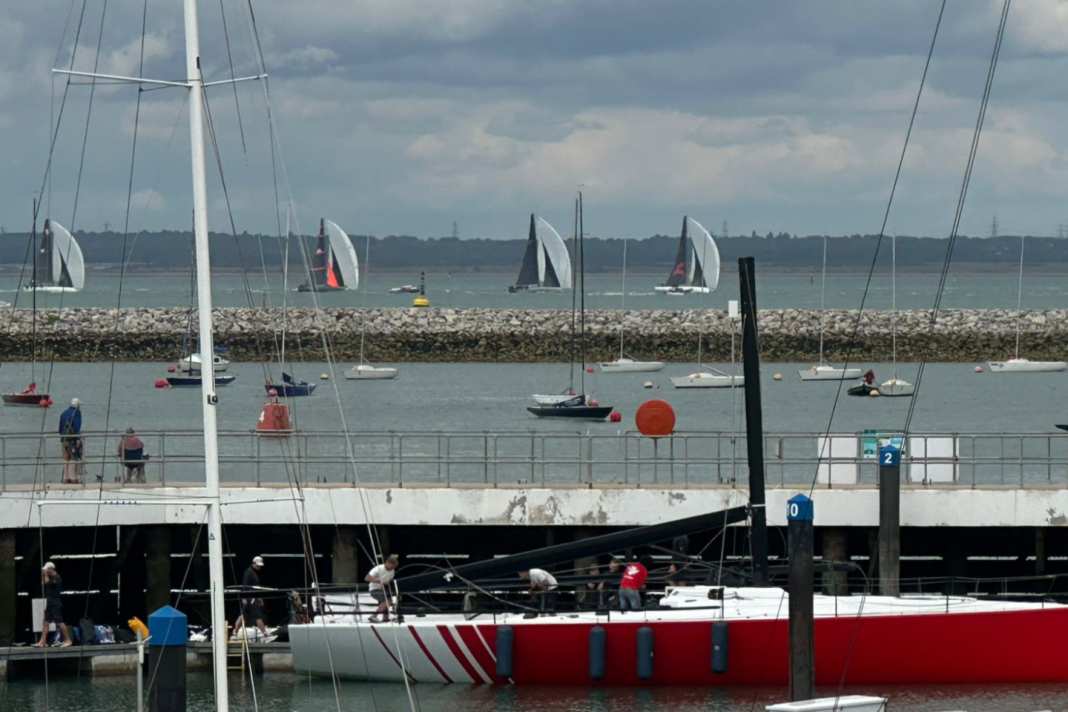 Bitteres Aus vor Cowes – Mastbruch auf “Red Bandit”!