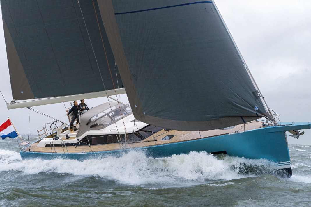 Mini-Superyacht im Starkwind-Test