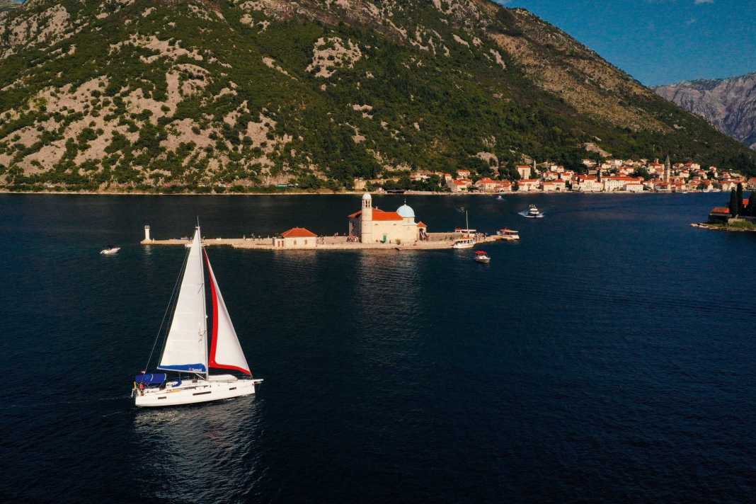 Croisière à l'ombre des montagnes noires du golfe de Kotor
