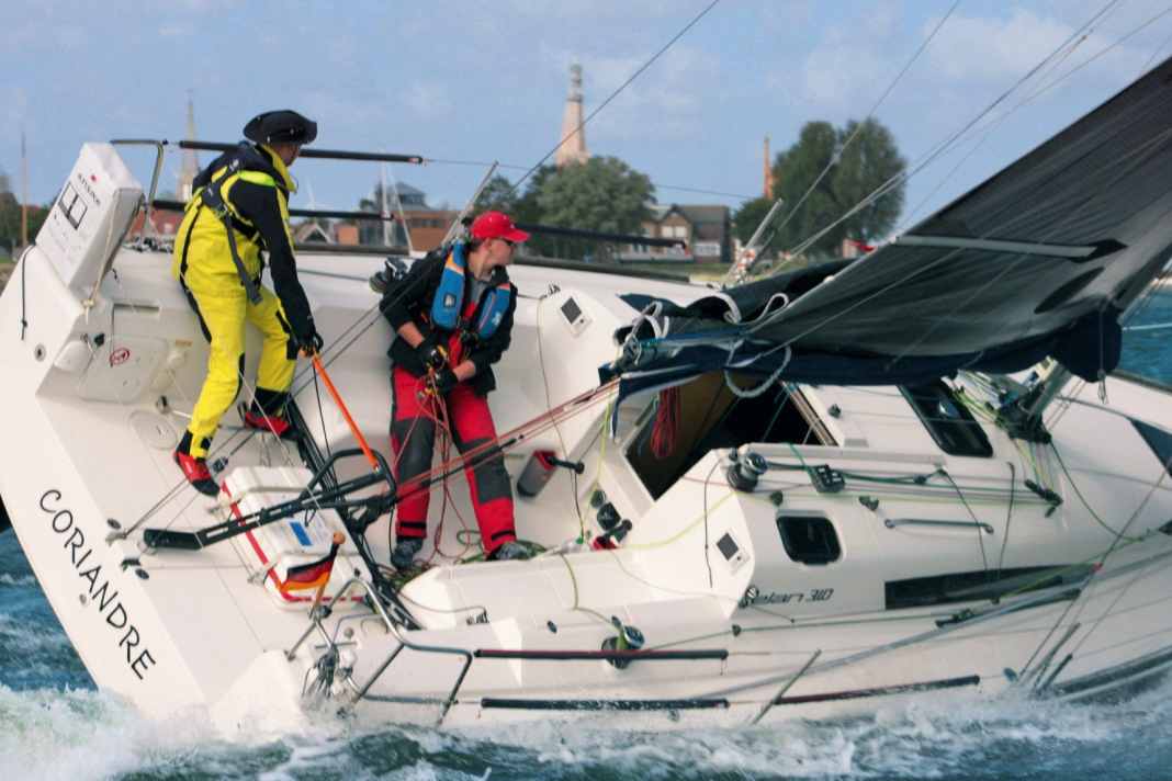 Prendre une risée sur la grand-voile - plutôt l'enrouler ou la coucher ?