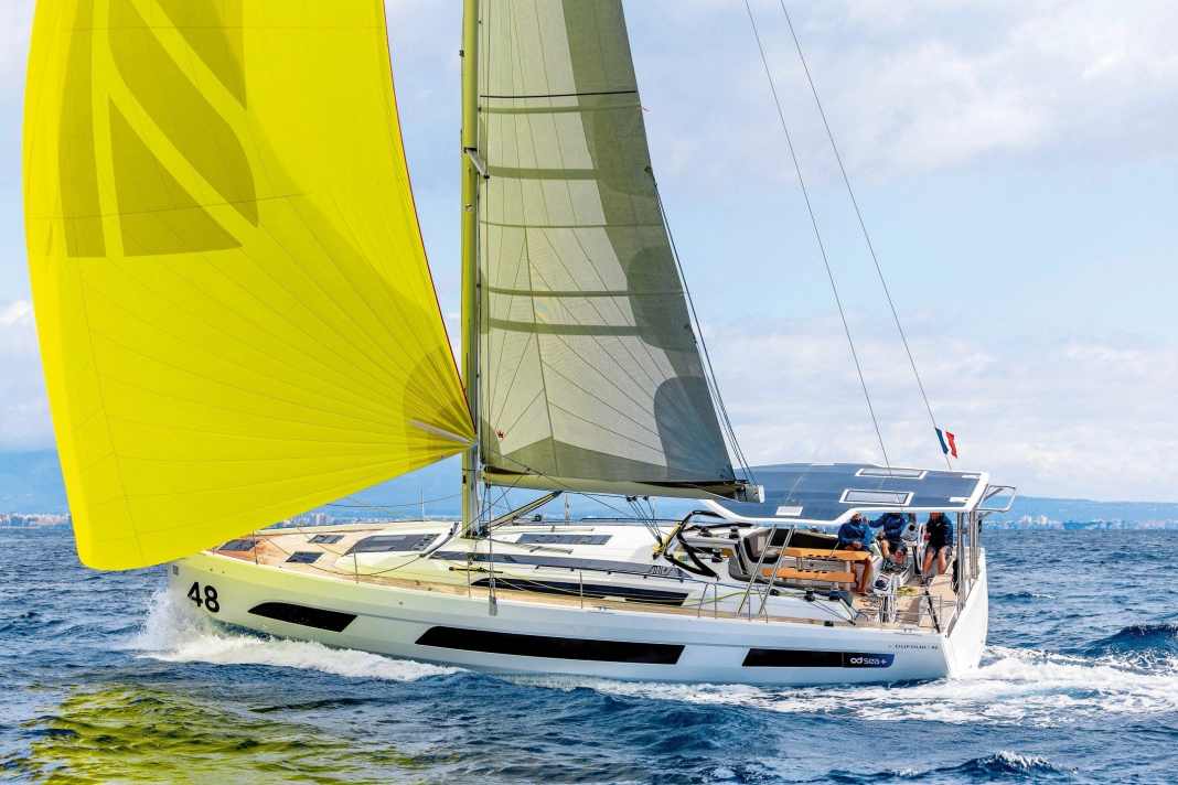 Test d'un bateau de croisière avec des arêtes et beaucoup d'espace