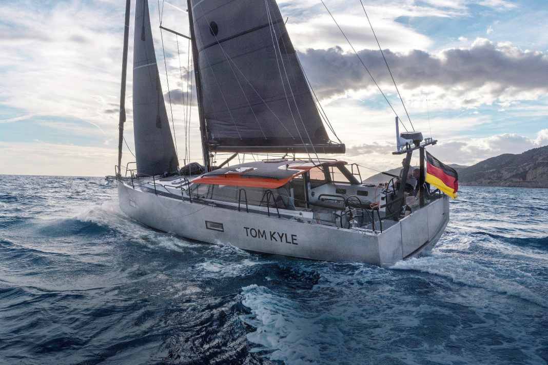 Un yacht d'eau bleue en aluminium, dur à cuire et plus rapide à l'arrivée