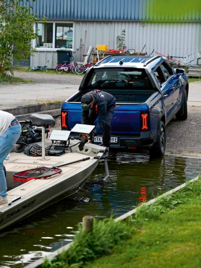 Mit E-Pick-up und Elektro-Angelboot nach Friesland