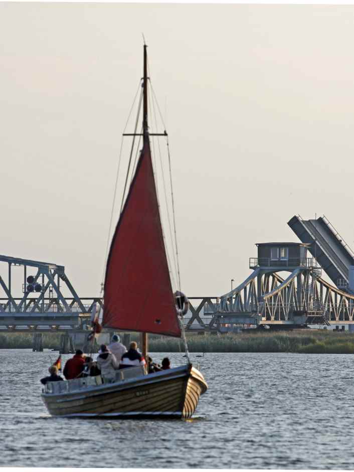 Behelfsbrücke über Zingster Strom fertig