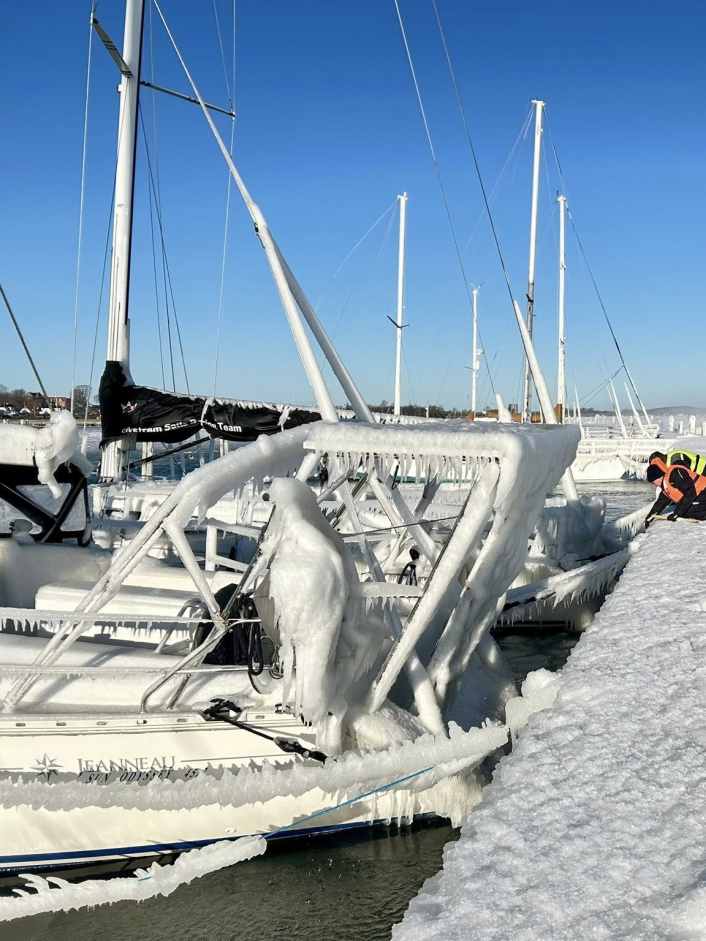 Eiskunst in Häfen und entlang der Küsten
