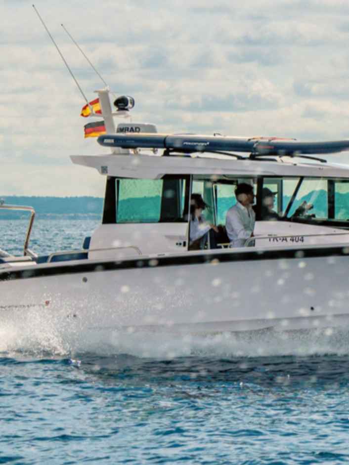 Boote Polch showcases boats both in the water and on land
