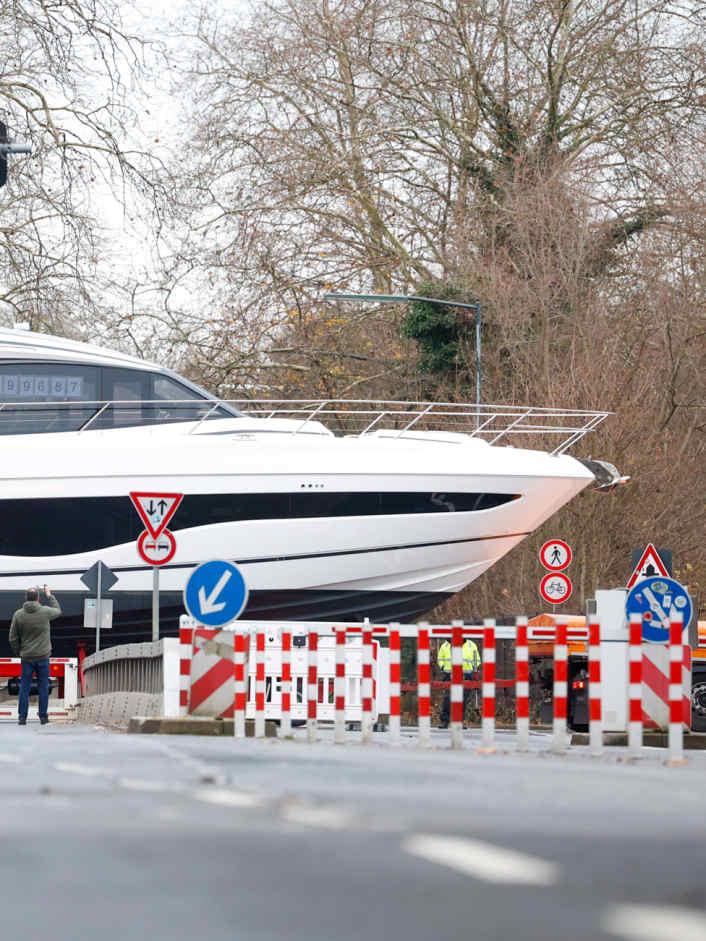 Police stop boat transports due to defects