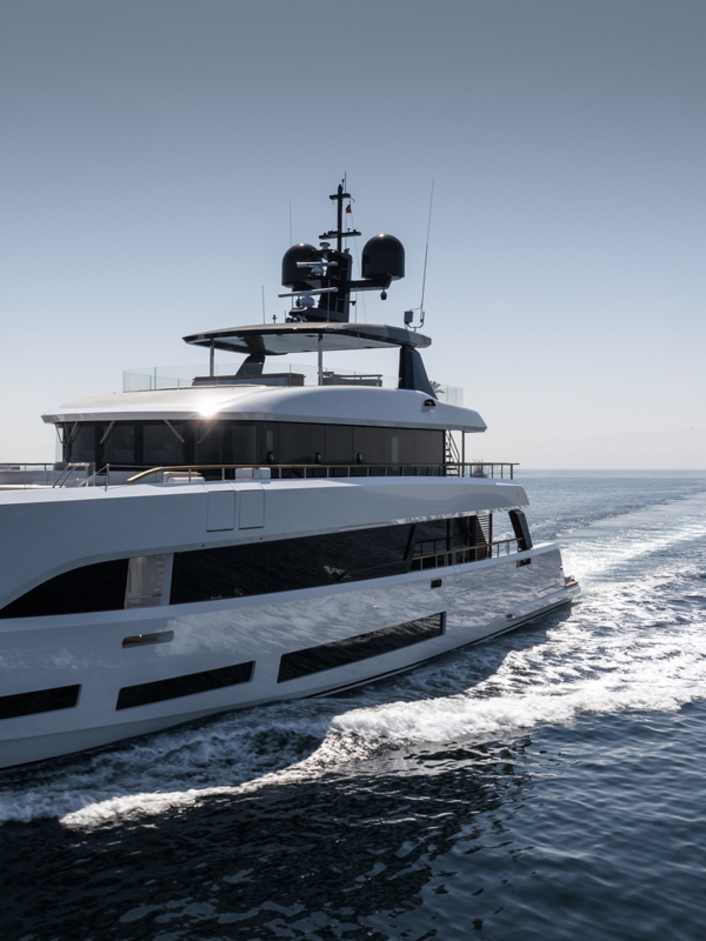 Die erste, echte Superyacht