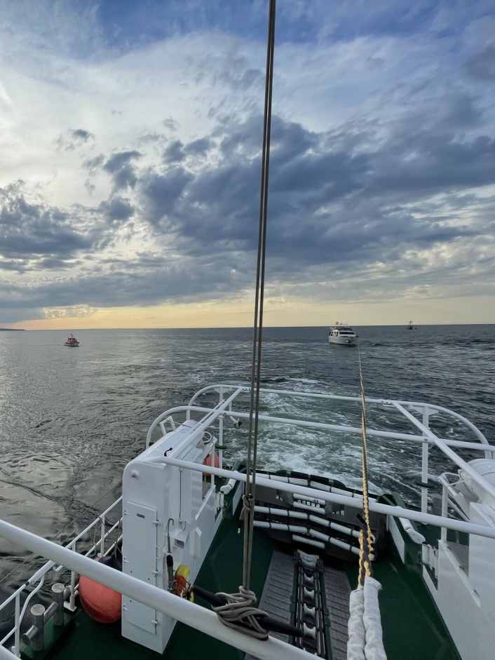 Vier Menschen und ein Hund von Motoryacht abgeborgen