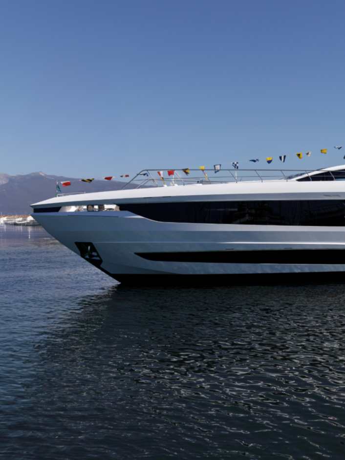 Die erste Mangusta GranSport 34 schwimmt