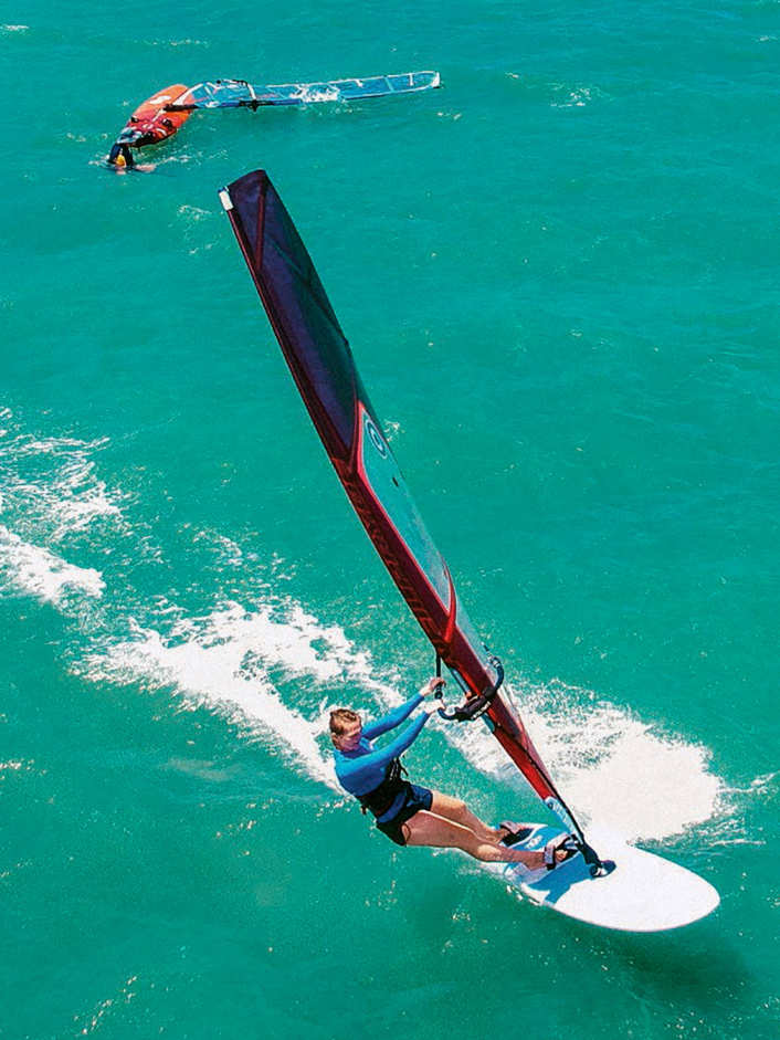 So gelingen spektakuläre Drohnen-Aufnahmen beim Windsurfen