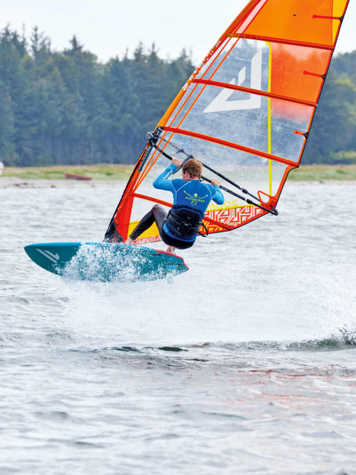 So gelingen die ersten Sprünge beim Windsurfen