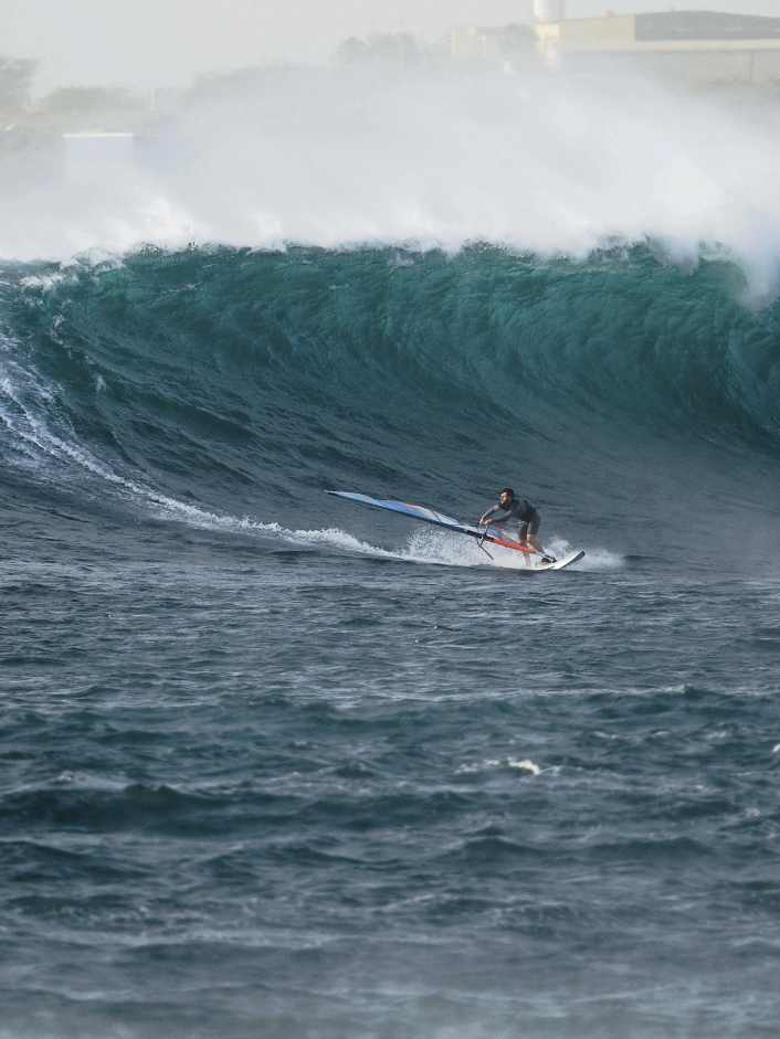 Leon Jamaer, Henri Kolberg und Laurin Schmuth über den Swell des Jahres - die besten Bilder