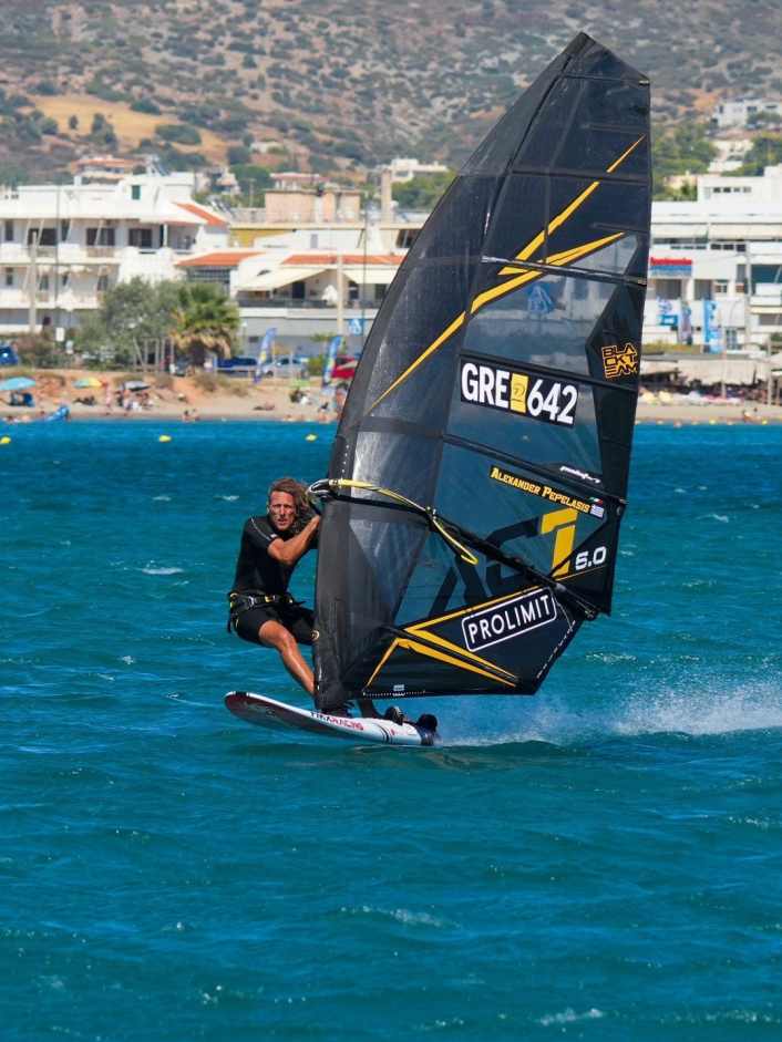 Die besten Windsurf-Spots rund um Athen und den Peloponnes