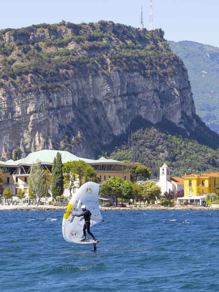 Zwischen Ora, Vento und endlosen Foil-Sessions - die besten Spots am Gardasee