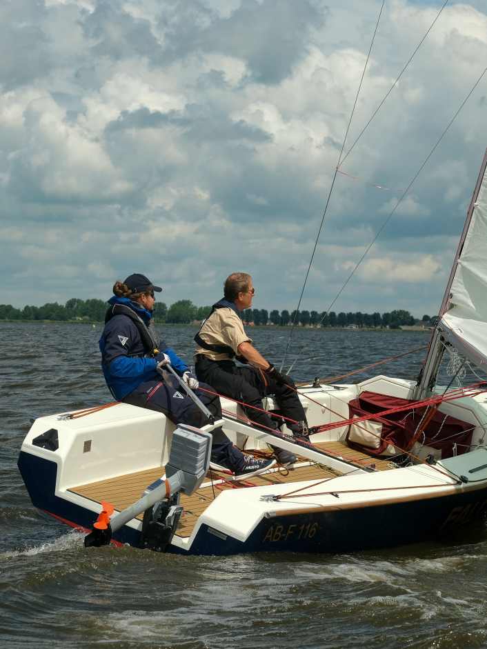 Sicher segeln, schnell gleiten: Video der Falcon 22 Racing im Test