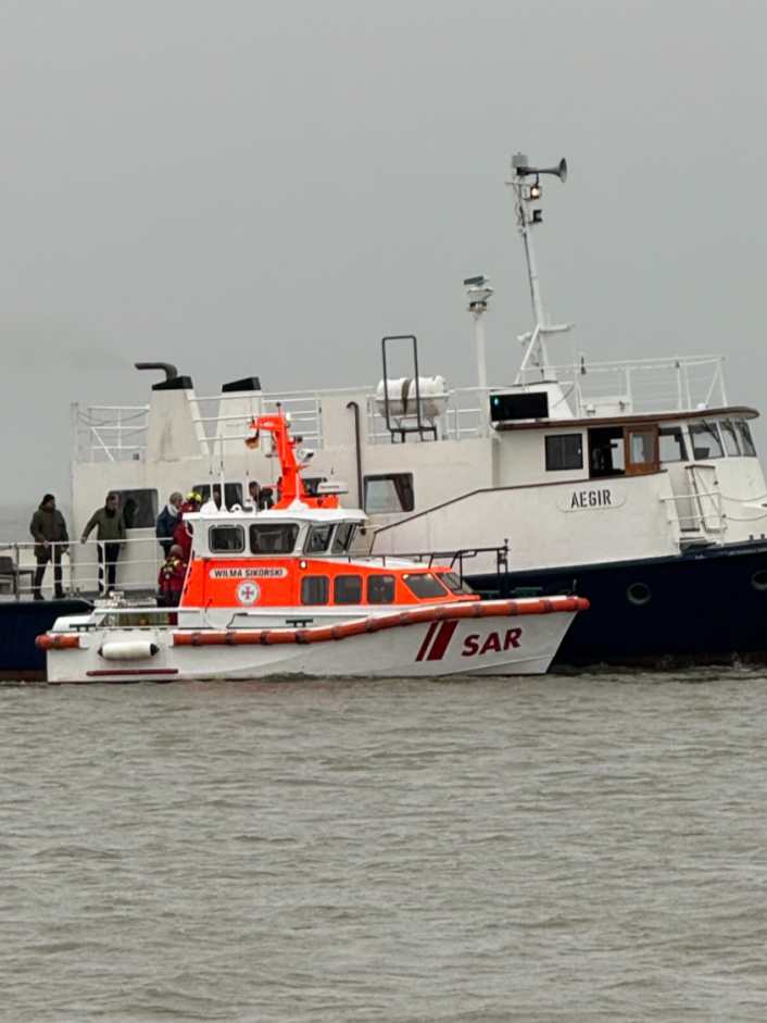 Bestattungsschiff strandet auf Sandbank