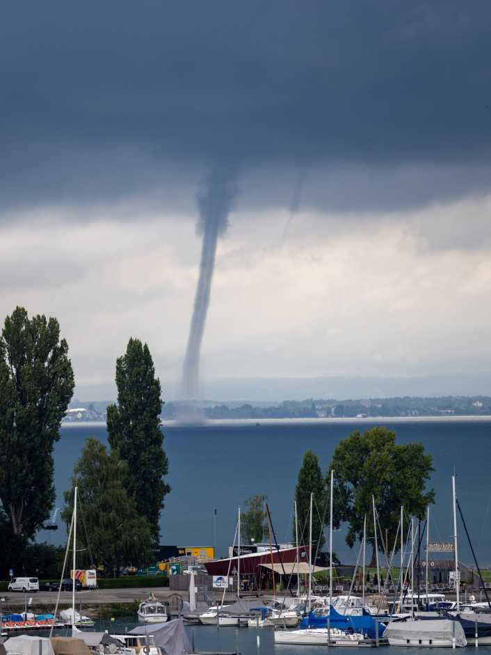 Gewaltige Wasserhose gesichtet