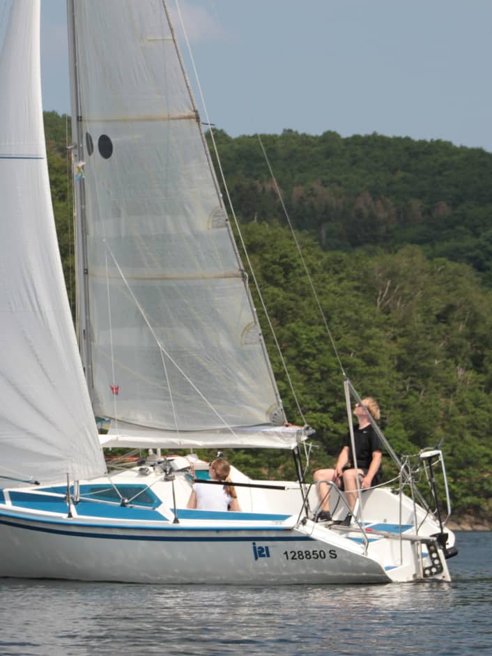 Une caisse chaude remorquable dans un test de bateau d'occasion