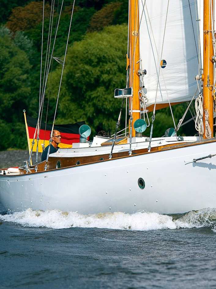 Schmucker Zweimaster mit Charakter