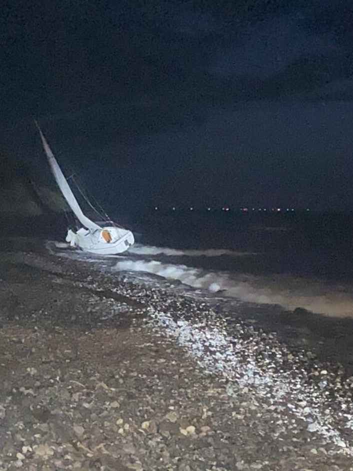Gravement blessé : un voilier solitaire s'échoue près de Hiddensee