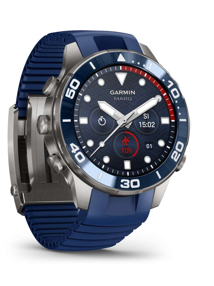 Smartwatch Garmin Marq zeigt Borddaten im Uhrenlook