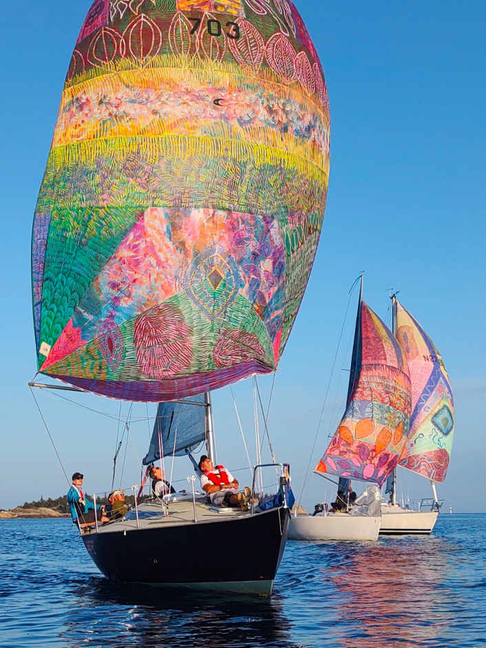 Des spinnakers artistiquement peints pour le plaisir des yeux