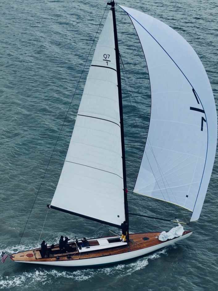 Klassische Q-Class-Yacht in die Neuzeit überführt