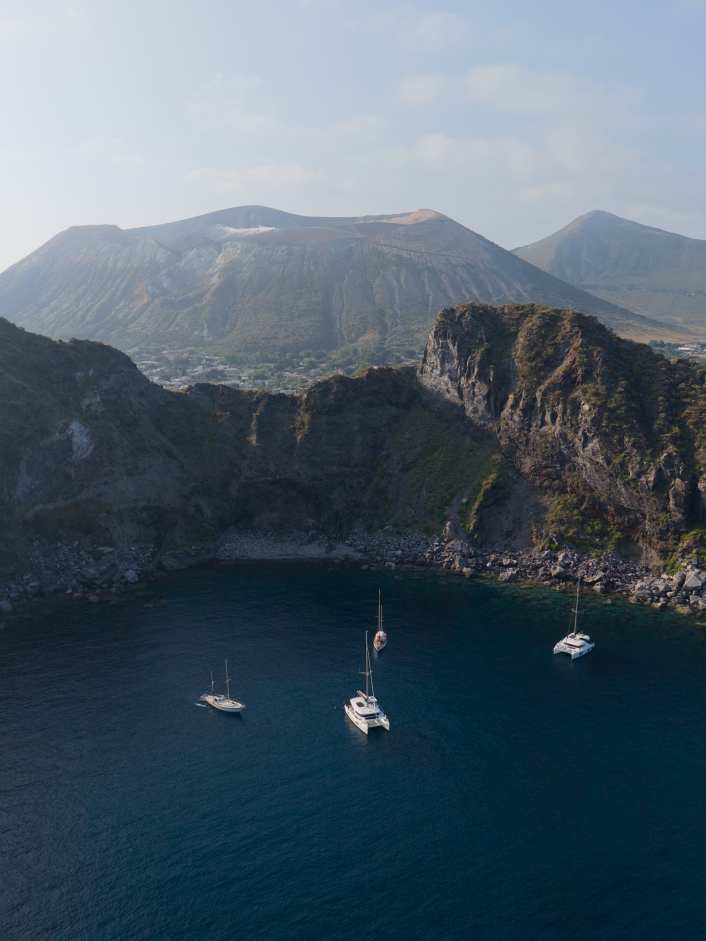 Fuoco vulcanico, dolce vita e baie solitarie
