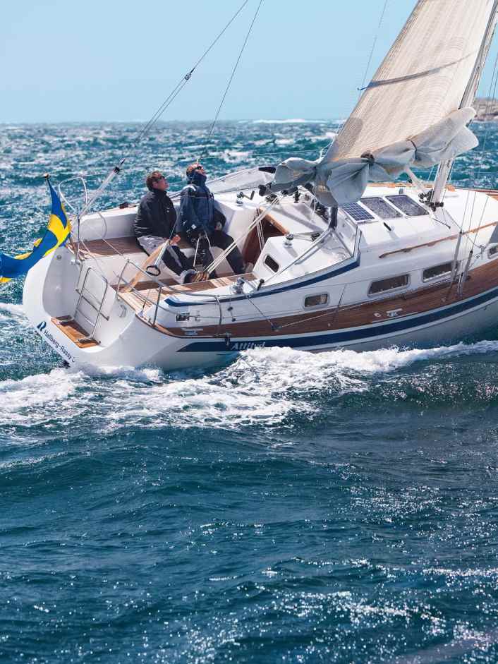 Strong gusts out of the blue - development and sail handling