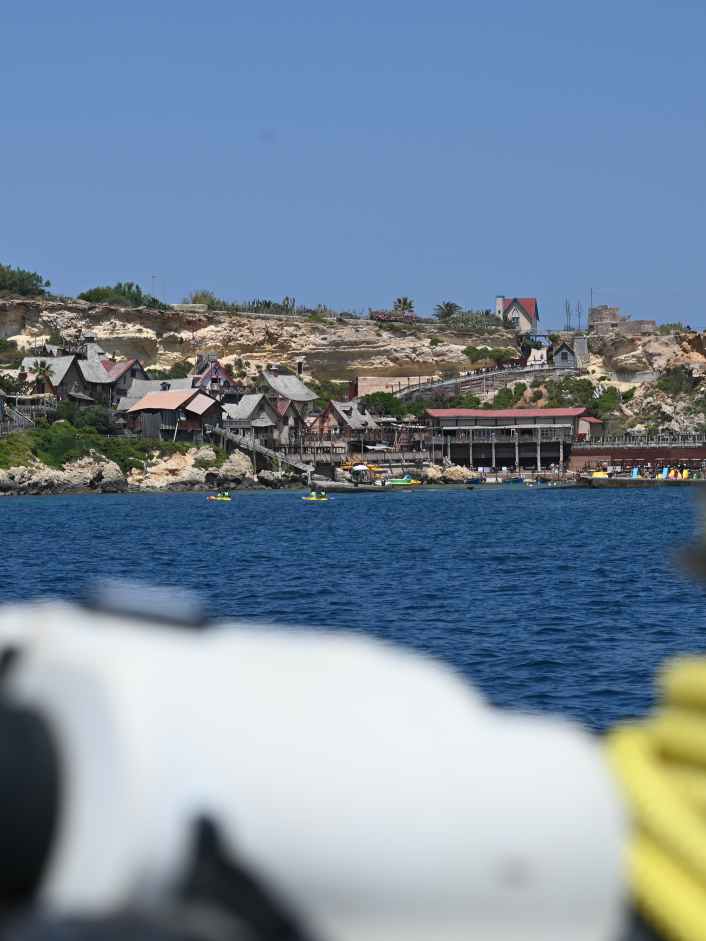 Key information on the sailing area for a round-the-island cruise