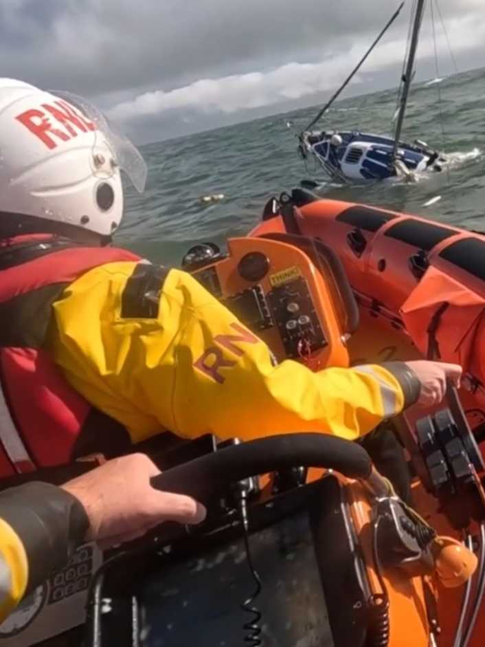 Une fusée de signalisation guide les sauveteurs vers un yacht en train de couler