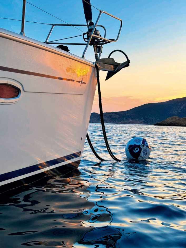 How to moor safely to a mooring buoy