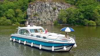 Houseboat for Hungary