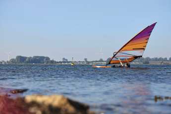 So richtest du Segel und Board für den Wasserstart aus