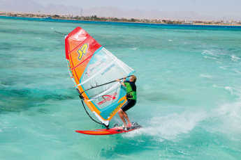 So meisterst du die Duck Jibe