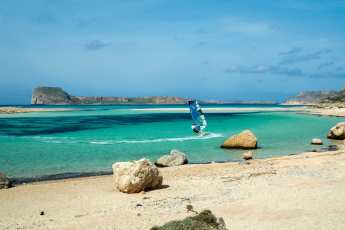 Zehn Top-Spots zum Windsurfen abseits von Palekastro