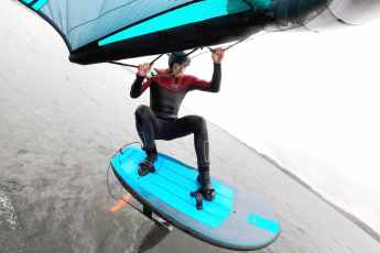 Jumping while wingsurfing - tips in the video tutorial