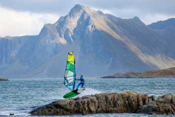Windsurfen auf den Lofoten – Auf der Jagd nach den Polarlichtern