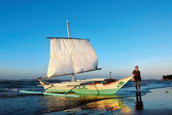 Attraverso le isole delle Filippine in una tradizionale canoa outrigger a meno di 1.000 euro