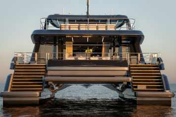 Ein Luxus-Kat fährt vollelektrisch