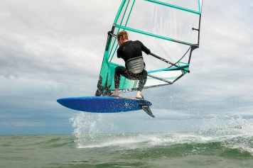 Six freeride fins tested against seagrass