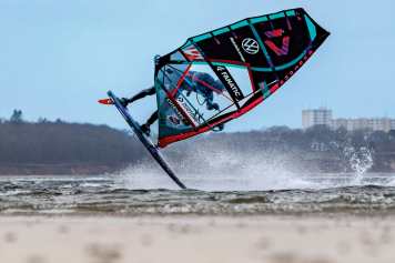 Freestyle fins against seagrass in the test