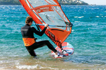 Der Beachstart beim Windsurfen – Starten ohne Segelaufholen